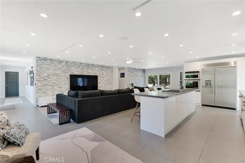 23051 Burbank Boulevard Woodland Hills, CA 91367