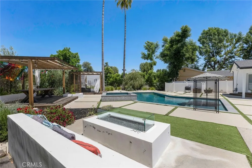 23051 Burbank Boulevard Woodland Hills, CA 91367
