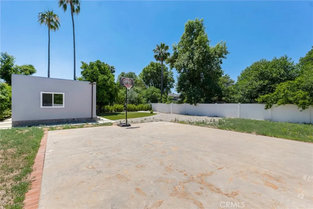23051 Burbank Boulevard Woodland Hills, CA 91367