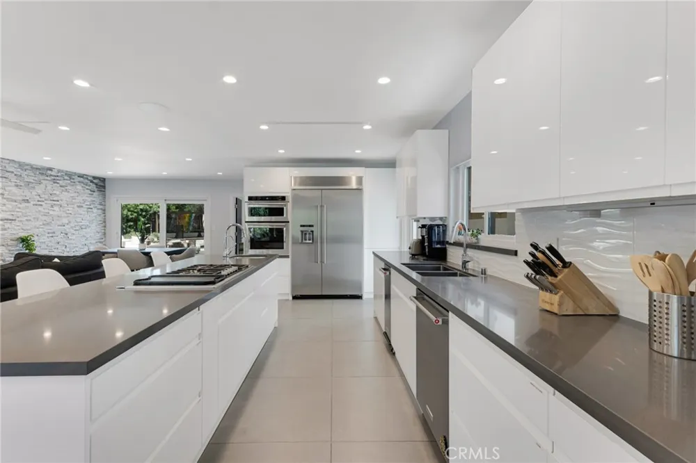 23051 Burbank Boulevard Woodland Hills, CA 91367