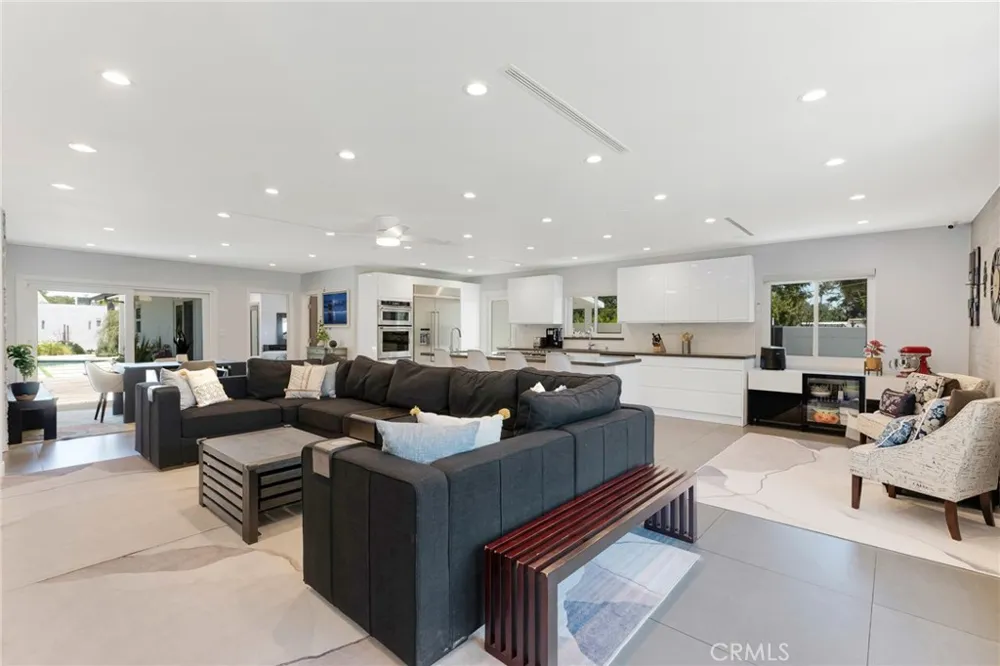 23051 Burbank Boulevard Woodland Hills, CA 91367