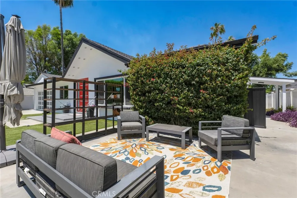 23051 Burbank Boulevard Woodland Hills, CA 91367