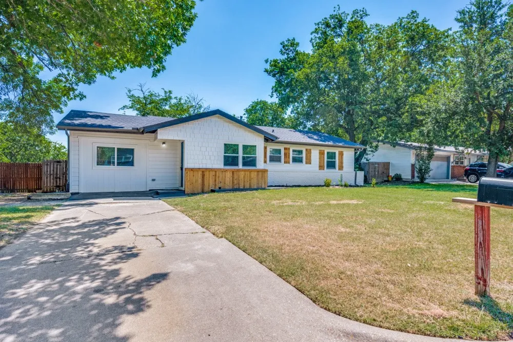 411 Hillcrest Street Mansfield, TX 76063