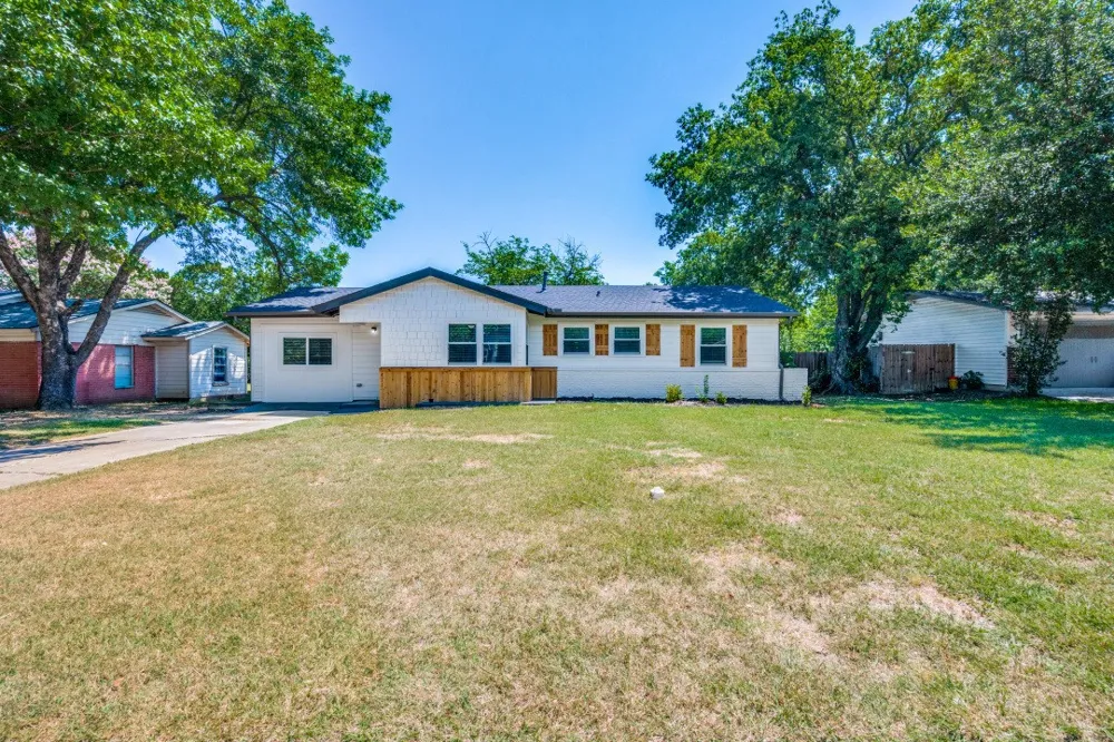 411 Hillcrest Street Mansfield, TX 76063