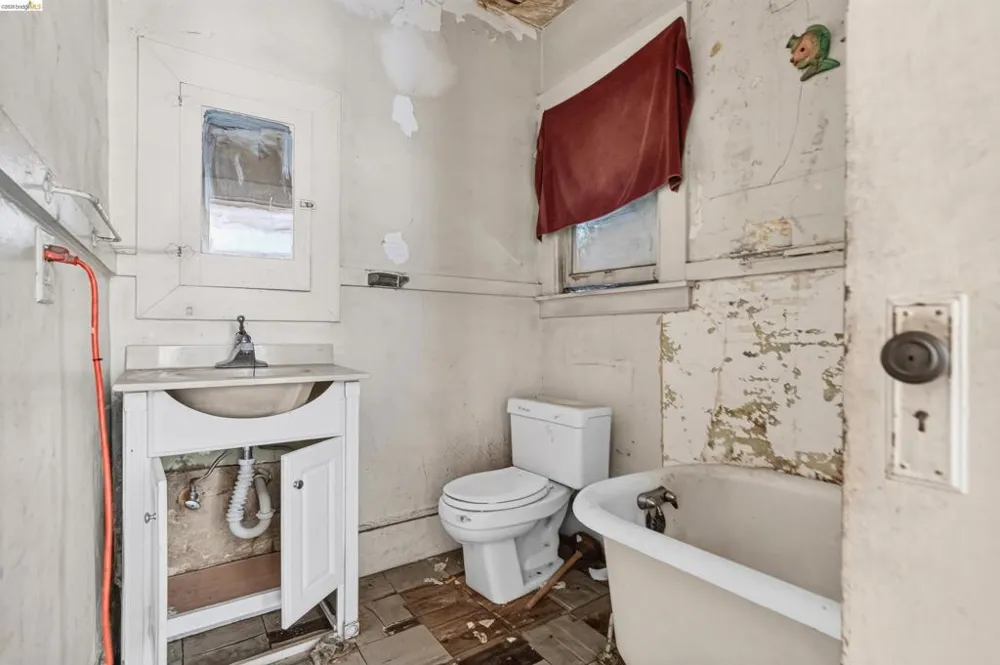 7014 Holly St Oakland, CA 94621