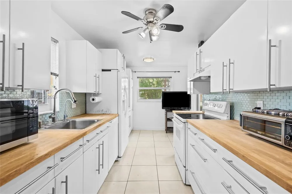 8002 Lagos De Campo Blvd #B-101 Tamarac, FL 33321
