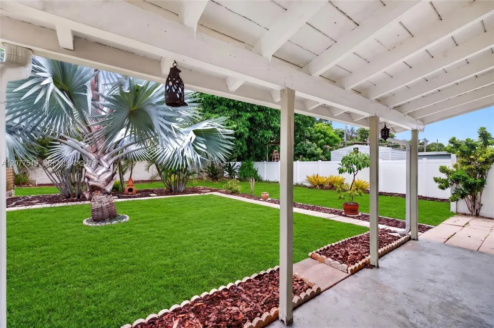 2061 SW 38th Ave Fort Lauderdale, FL 33312