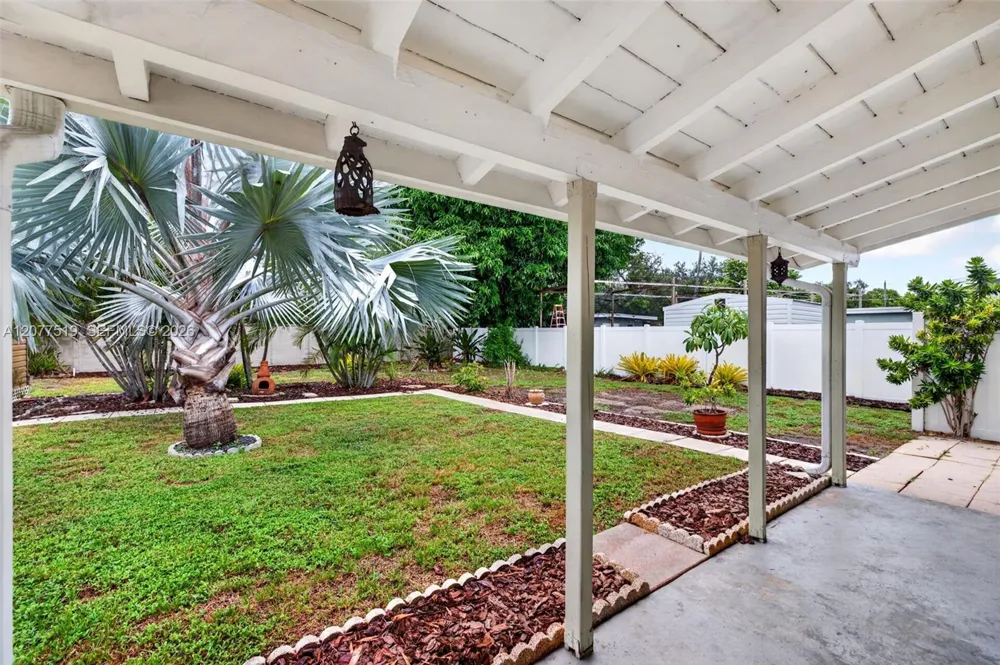 2061 SW 38th Ave Fort Lauderdale, FL 33312