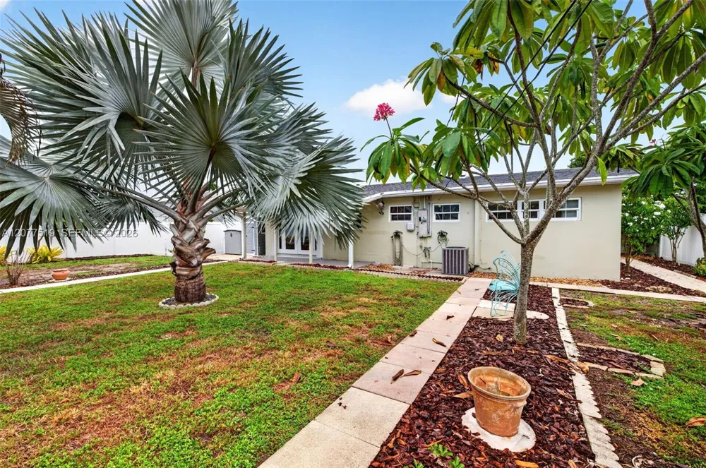2061 SW 38th Ave Fort Lauderdale, FL 33312