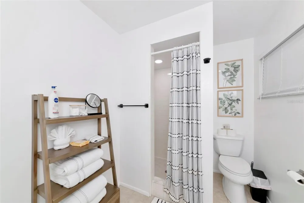 2861 INDIANWOOD DRIVE Sarasota, FL 34232