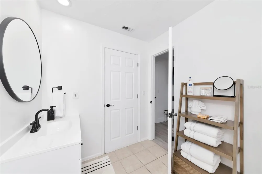 2861 INDIANWOOD DRIVE Sarasota, FL 34232