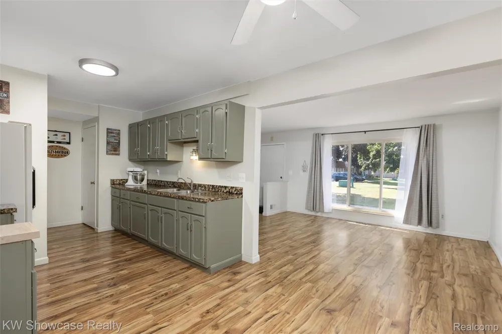37531 Colonial Drive Westland City, MI 48185