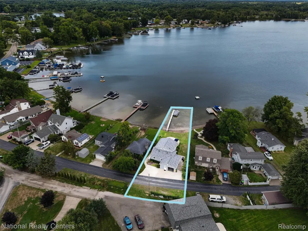 9749 Beverly Drive Hamburg Township, MI 48169