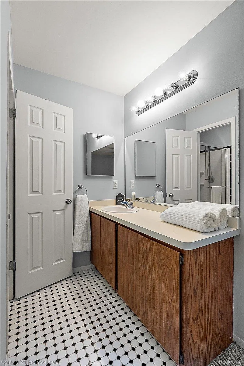 1148 Meadowlark Drive Waterford Charter Township, MI 48327