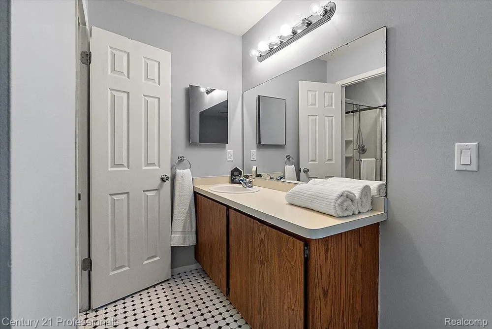 1148 Meadowlark Drive Waterford Charter Township, MI 48327