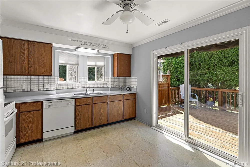 1148 Meadowlark Drive Waterford Charter Township, MI 48327