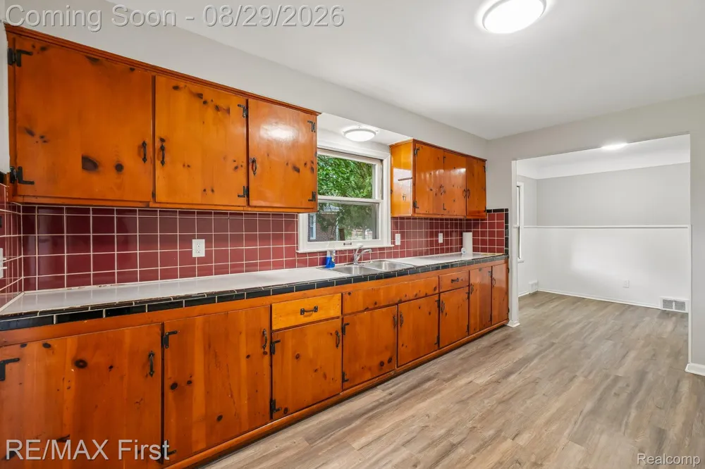 29309 Milton Avenue Madison Heights City, MI 48071