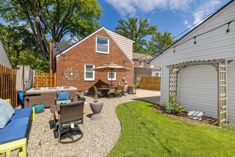 1339 Hampton Road Grosse Pointe Woods City, MI 48236