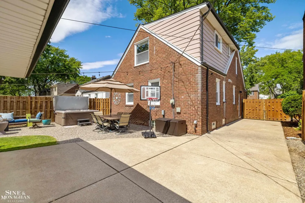 1339 Hampton Road Grosse Pointe Woods City, MI 48236