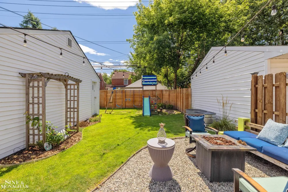 1339 Hampton Road Grosse Pointe Woods City, MI 48236