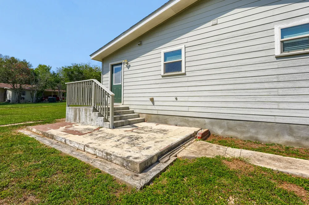 1211 N Bishop Street San Marcos, TX 78666