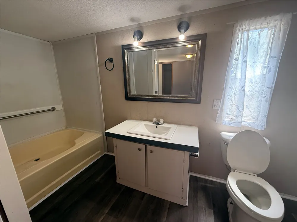 933 W Highway 71 Smithville, TX 78957