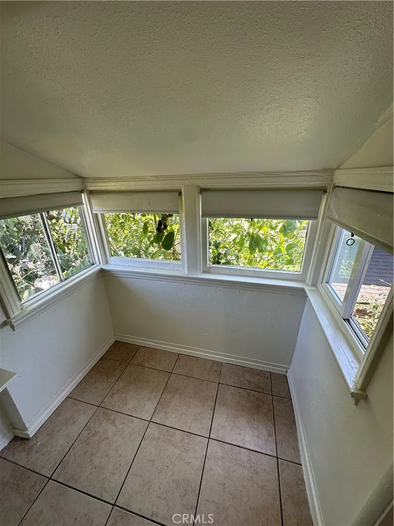 1540 W 28th Los Angeles, CA 90007