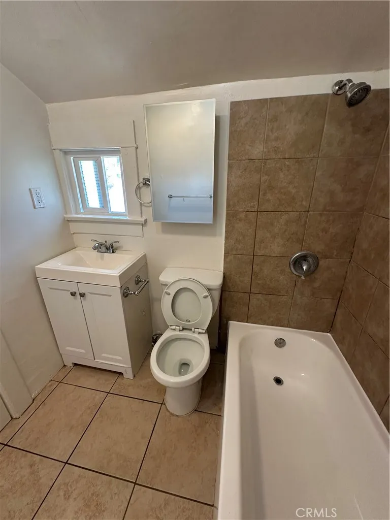 1540 W 28th Los Angeles, CA 90007