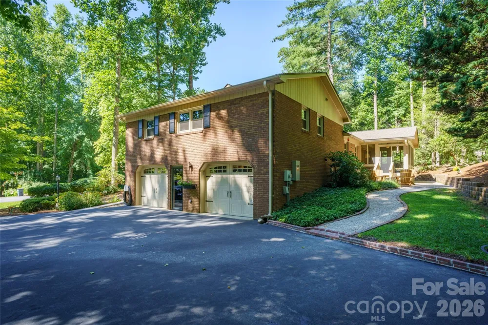 10 Surrey Run Hendersonville, NC 28791