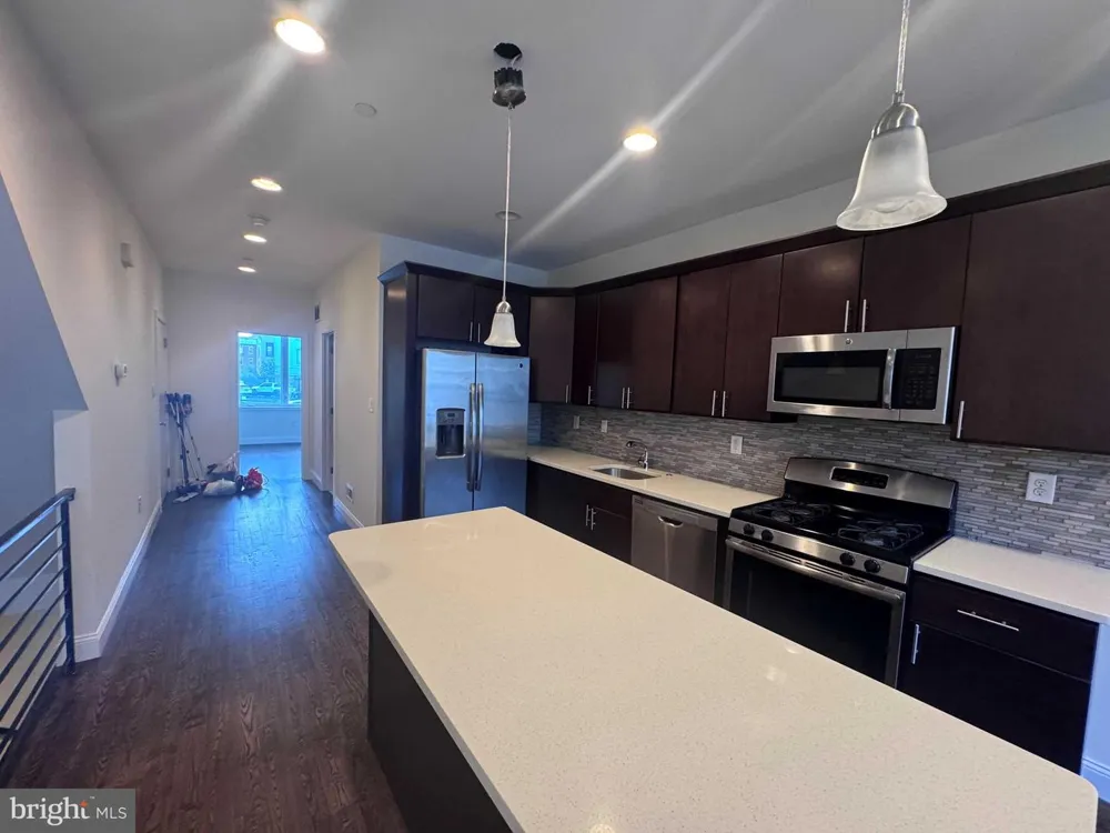 1217 GREEN STREET #B Philadelphia, PA 19123