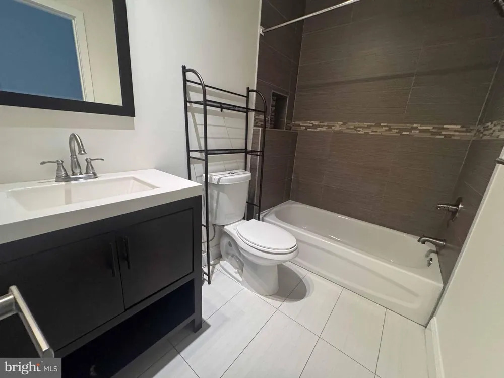1217 GREEN STREET #B Philadelphia, PA 19123