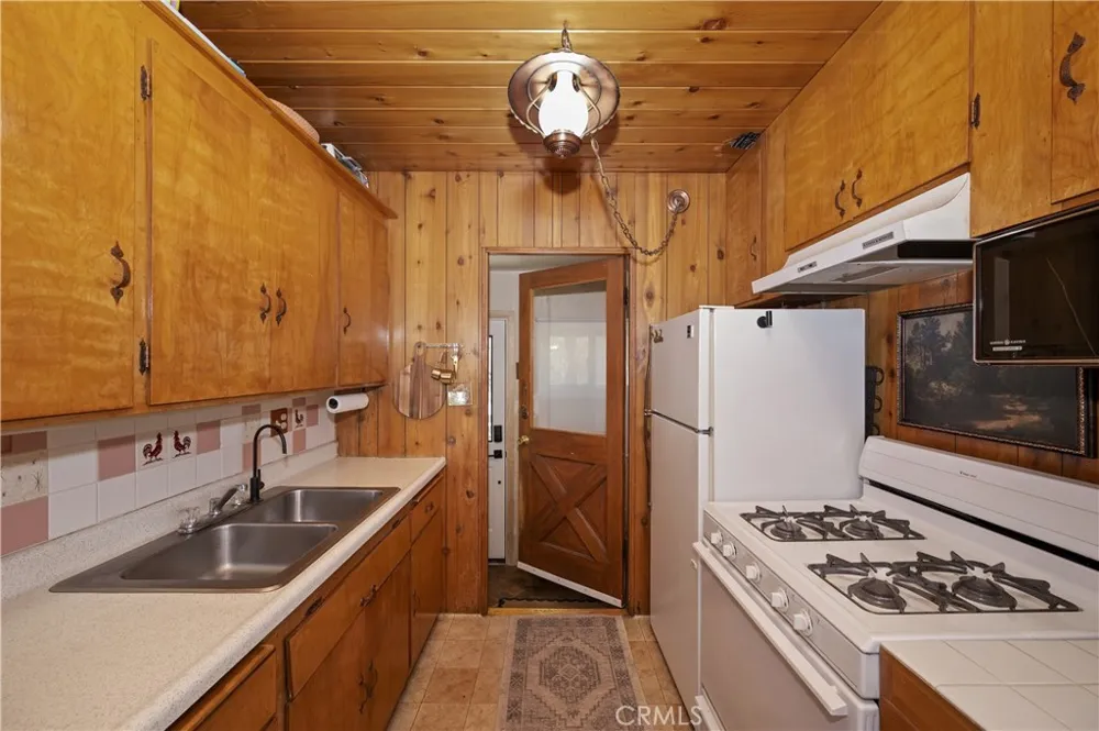 533 Villa Grove Big Bear City, CA 92314