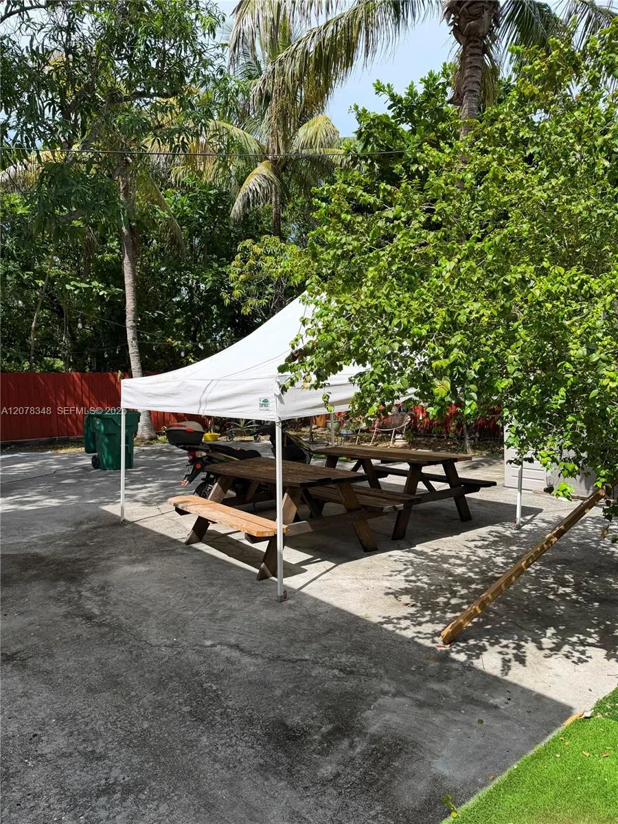 6725 Miami Ave Miami, FL 33150