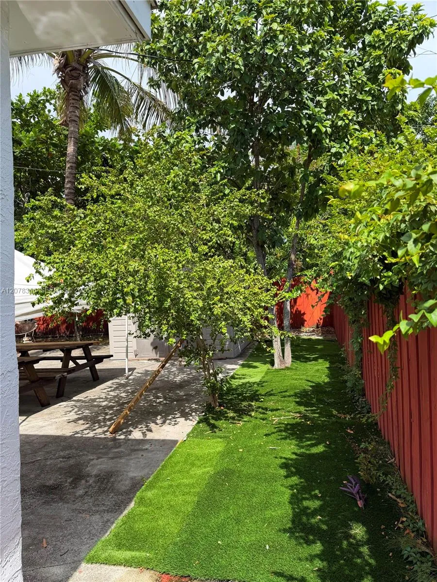 6725 Miami Ave Miami, FL 33150