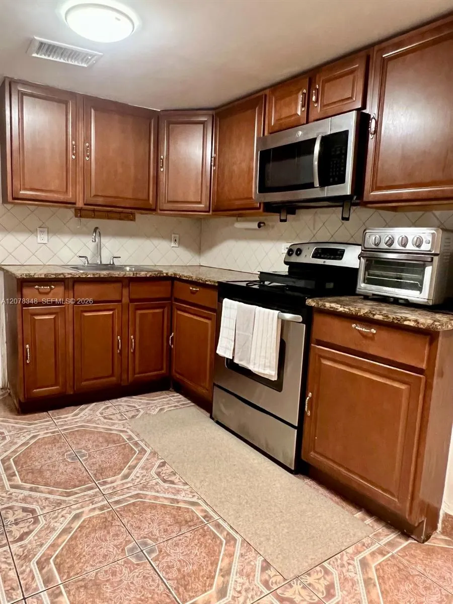 6725 Miami Ave Miami, FL 33150