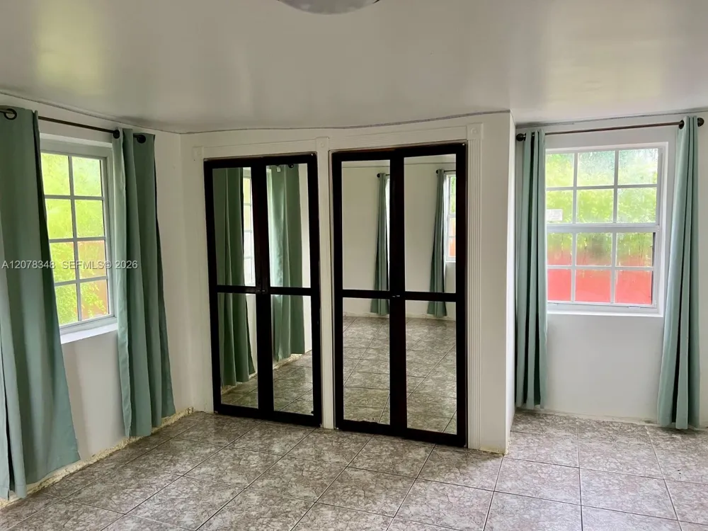 6725 Miami Ave Miami, FL 33150