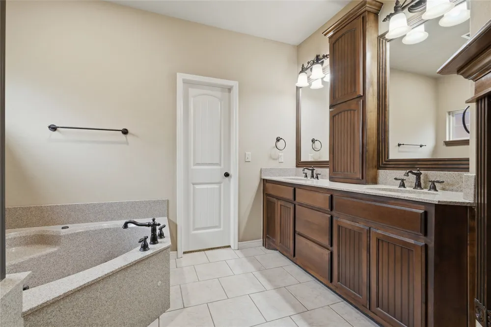 8210 S 14th Place Broken Arrow, OK 74011