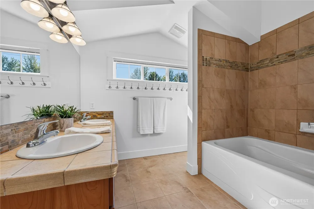 5013 40th Avenue NE Seattle, WA 98105