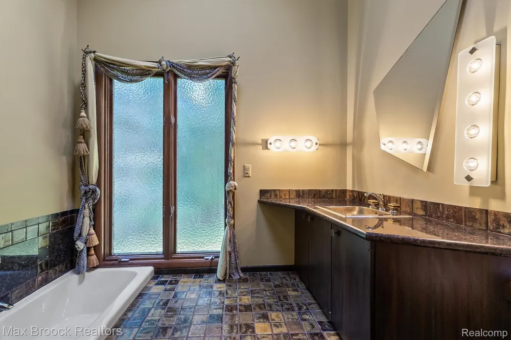 1211 Kensington Road Bloomfield Hills City, MI 48304