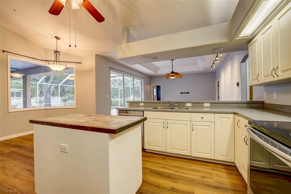 143 MILL RUN E Bradenton, FL 34212
