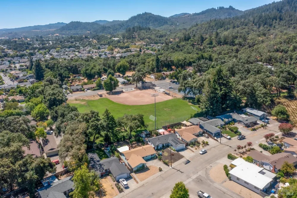 517 Antonio Street Cloverdale, CA 95425