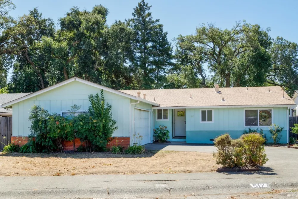 517 Antonio Street Cloverdale, CA 95425