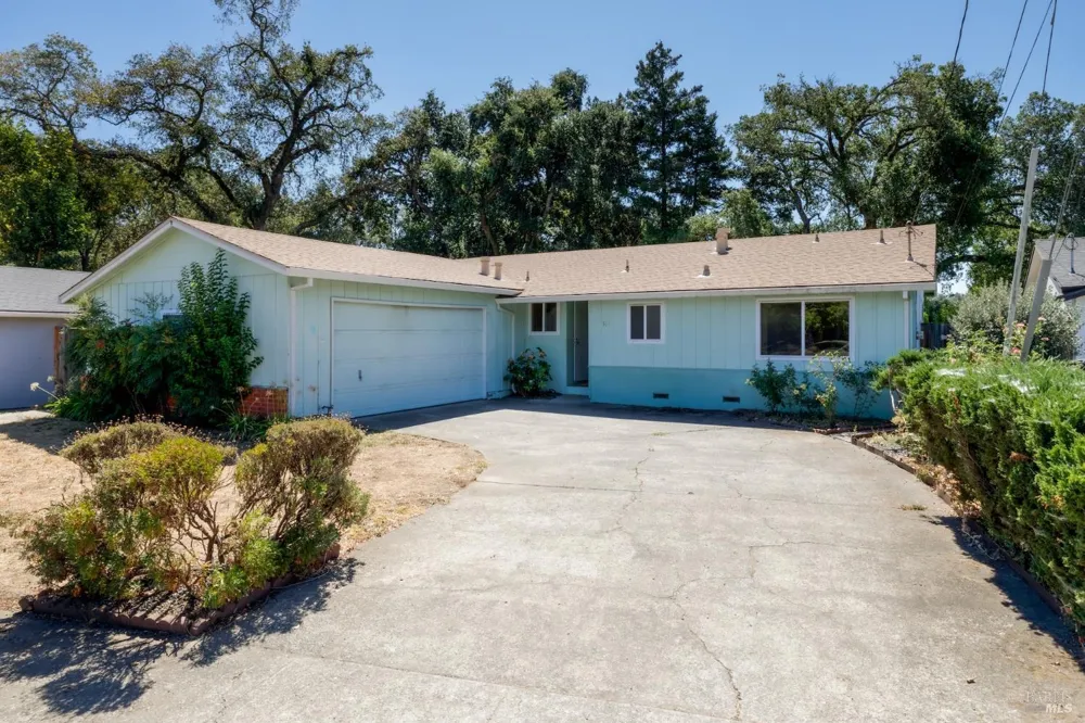 517 Antonio Street Cloverdale, CA 95425