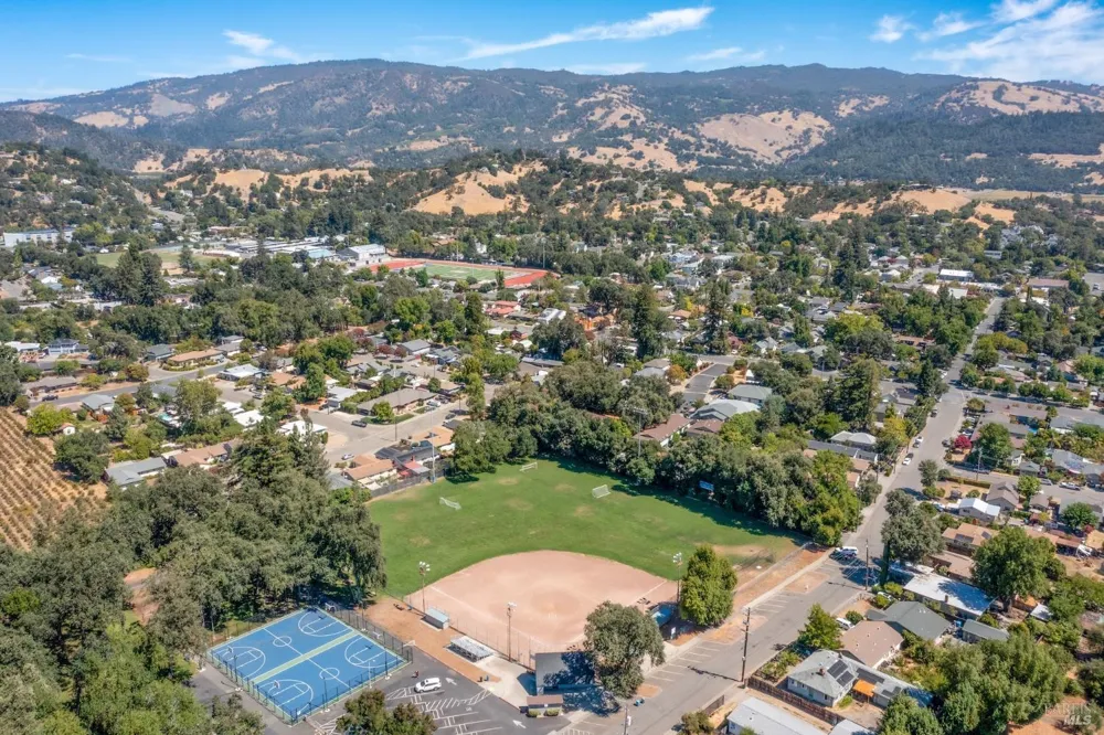 517 Antonio Street Cloverdale, CA 95425