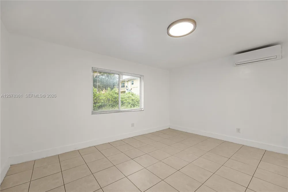 1989 Glades Dr #8 North Miami Beach, FL 33162