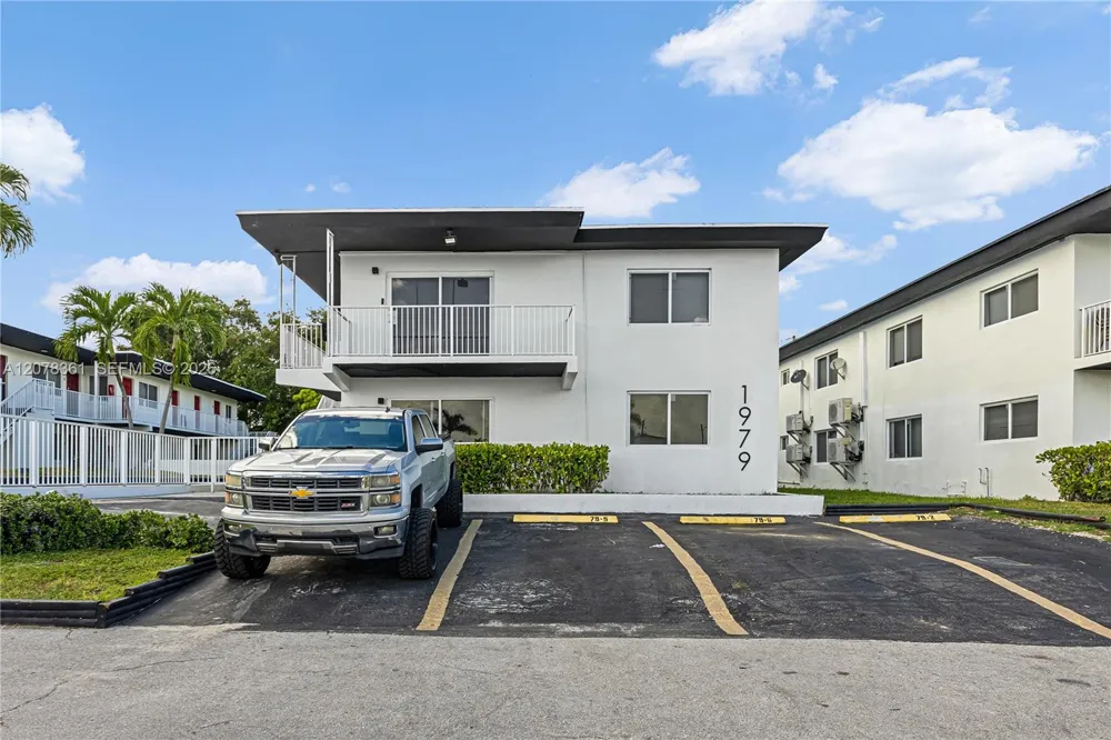 1989 Glades Dr #8 North Miami Beach, FL 33162