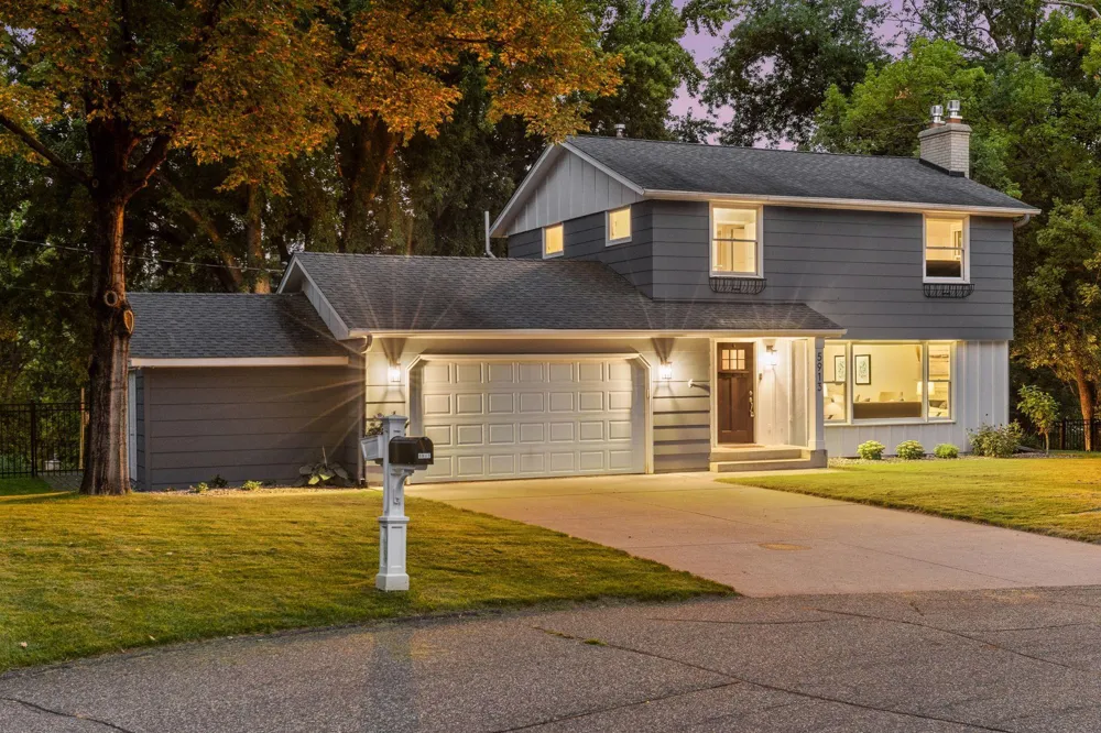 5913 Woodland Circle Minnetonka, MN 55345