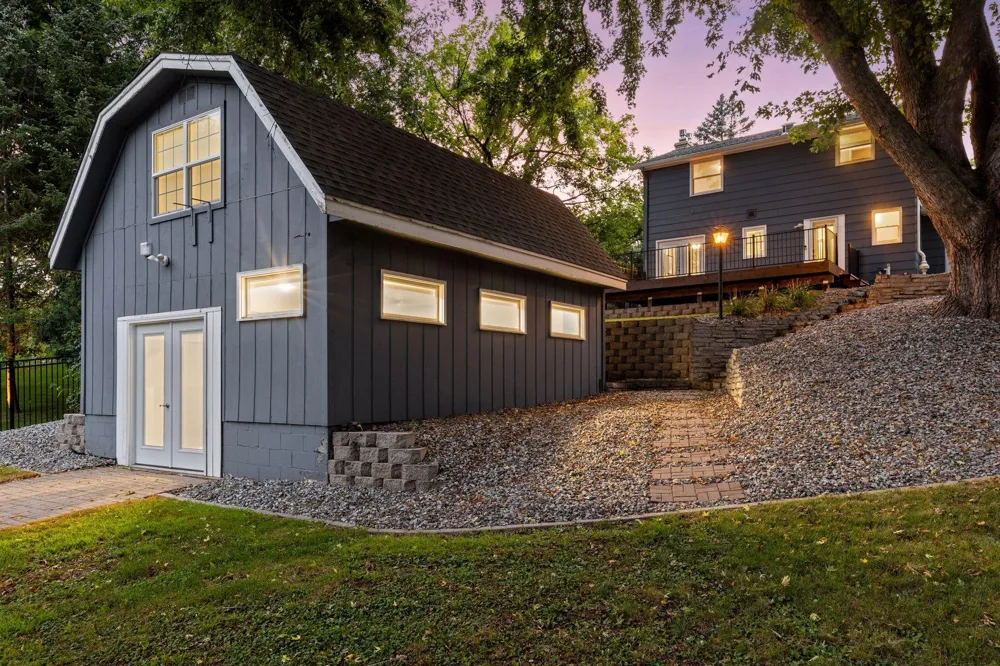 5913 Woodland Circle Minnetonka, MN 55345