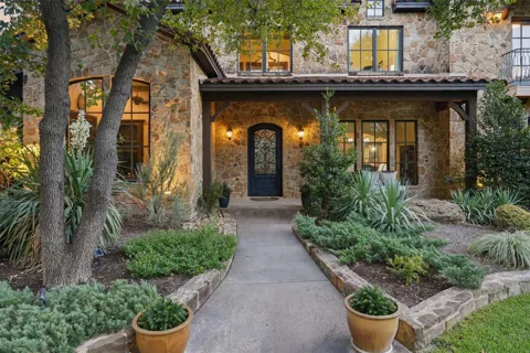 1501 Oaklawn Court