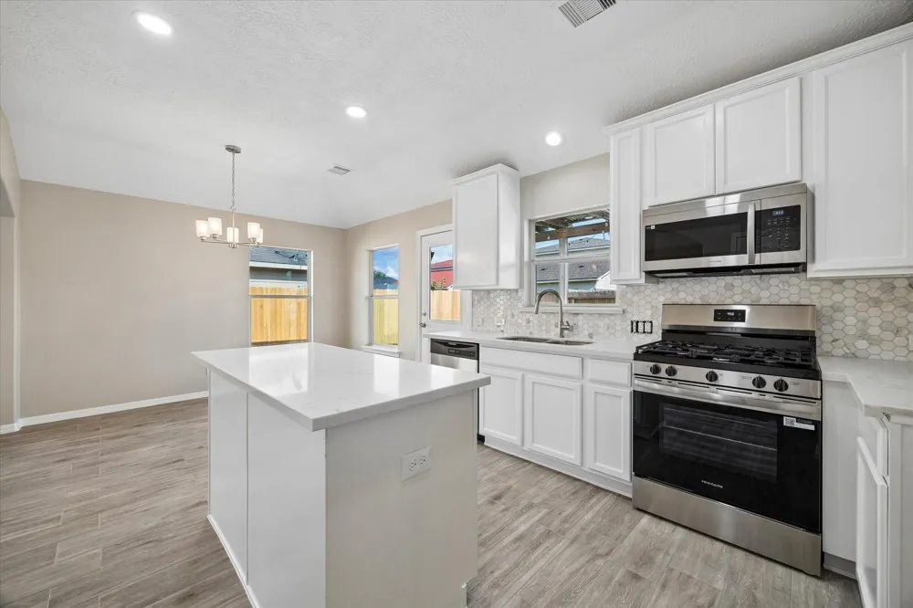 1523 Blossom Lane Baytown, TX 77521